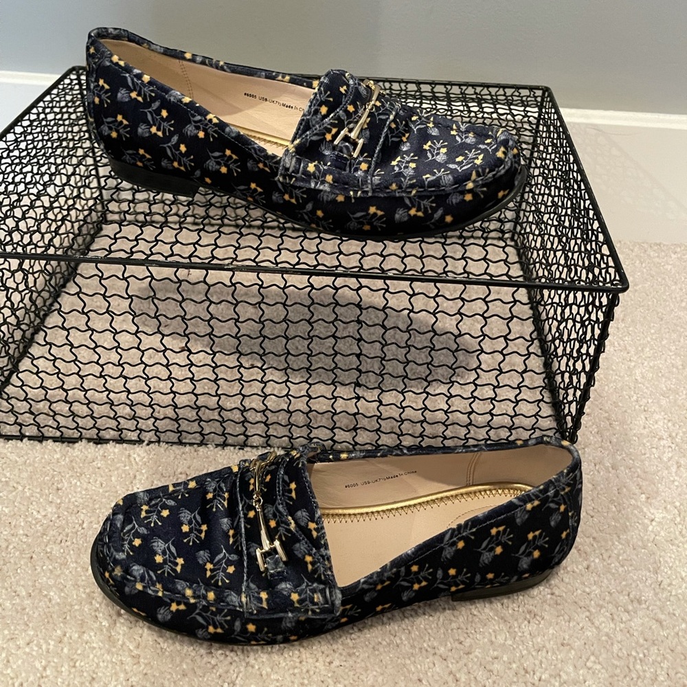 EEUC Cabi navy floral loafers size 9 🥿